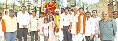 ಬಸವಕಲ್ಯಾಣದ ಶ್ರೀ ಬನಶಂಕರಿ ಓಣಿಯ ಶ್ರೀ ನಾಗಲಿಂಗೇಶ್ವರ ದೇವಾಲಯದಲ್ಲಿ ನಾಗಪಂಚಮಿ ನಿಮಿತ್ತ  ಸೋಮವಾರ ನಡೆದ ಬೆಳ್ಳಿ ಮೂರ್ತಿಯ ಪಲ್ಲಕ್ಕಿ ಮೆರವಣಿಗೆಗೆ ಡಾ.ಜಿ.ಎಸ್​.ಭುರಳೆ, ಅಮೂಲ ಮೇತ್ರಸ್ಕರ್​ ಚಾಲನೆ ನೀಡಿದರು. 