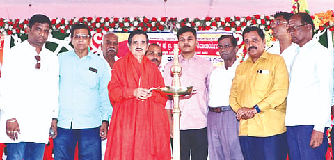 ಬಸವಕಲ್ಯಾಣ ತಾಲೂಕಿನ ಸುಕ್ಷೇತ್ರ ಹಾರಕೂಡ ಶ್ರೀಮಠದಲ್ಲಿ ಶ್ರಾವಣ ಮಾಸದ ಮೊದಲ ಸೋಮವಾರ ಆಯೋಜಿಸಿದ್ದ ಗುರುವಂದನೆ ಹಾಗೂ ತುಲಾಭಾರ ಸಮಾರಂಭವನ್ನು ಪೀಠಾಧಿಪತಿ ಶ್ರೀ ಡಾ.ಚನ್ನವಿರ ಶಿವಾಚಾರ್ಯರು ಉದ್ಘಾಟಿಸಿದರು. ಬಿ.ಕೆ.ಹಿರೇಮಠ, ಮಲ್ಲಿನಾಥ ಹಿರೇಮಠ, ಪಿ.ಕೆ.ಹಿರೇಮಠ, ಚಂದ್ರರಾಜ ಎಸ್​. ಹಂಜಿಗೆ, ಸಂತೋಷ ಪಾಟೀಲ, ರಾಜಕುಮಾರ ಹಂಜಿಗೆ, ಸಂಗಣ್ಣ ಪಾಟೀಲ, ಚನ್ನವಿರ ಚಿಟ್ಟೆ ಇದ್ದರು.