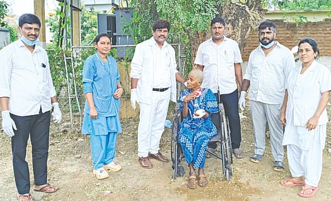 ಬಸವಲ್ಯಾಣದಲ್ಲಿ ನಾಯಿ ಕಡಿತದ ನೋವಿನಿಂದ ನರಳುತ್ತಿದ್ದ ಬುದ್ಧಿಮಾಂದ್ಯ ಮಹಿಳೆಗೆ ಚಿಕಿತ್ಸೆ ನೀಡಿ ಮಾನವೀಯ ಮೆರೆದ ಲೋಕೇಶ ಮೊಳಕೇರೆ ಜತೆ ಜಾಕೋಬ್​ ಜಯಪ್ರಭು, ಸ್ಟಾಫ್​ ನರ್ಸ್​ ಅಮೃತ, ಸುಗಂಧಾ ಇತರರಿದ್ದರು.