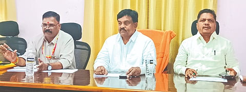  ಭಾಲ್ಕಿ ತಾಪಂ ಸಭಾಂಗಣದಲ್ಲಿ ಬುಧವಾರ ಹಮ್ಮಿಕೊಂಡಿದ್ದ ಪಂಚ ಗ್ಯಾರಂಟಿ ಯೋಜನೆಯ ಪ್ರಗತಿ ಪರಿಶೀಲನಾ ಸಭೆಯಲ್ಲಿ  ಯೋಜನೆಯ ತಾಲೂಕು ಅಧ್ಯಕ್ಷ ಹಣಮಂತರಾವ ಚವ್ಹಾಣ್​, ಸೂರ್ಯಕಾಂತ ಬಿರಾದಾರ, ರಾಜಶೇಖರ ನೆಲ್ಲಿ ಇದ್ದರು.