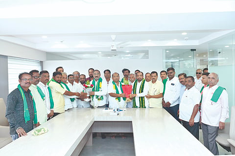 ಬೋರಗಾಂವ ಪಟ್ಟಣದಲ್ಲಿ ಅರಿಹಂತ ಸಕ್ಕರೆ ಕಾರ್ಖಾನೆ ಮುಖಂಡರಾದ ಅಭಿನಂದನ ಪಾಟೀಲ ಹಾಗೂ ಉತ್ತಮ ಪಾಟೀಲ ಅವರನ್ನು ಸನ್ಮಾನಿಸಲಾಯಿತು. ದರಿಖಾನ ಅಜ್ಜ, ರಾಜು ಖಿಚಡೆ, ಪಂಕಜ ತಿಪ್ಪಣ್ಣವರ, ರಮೇಶ ಪಾಟೀಲ ಇತರರಿದ್ದರು.