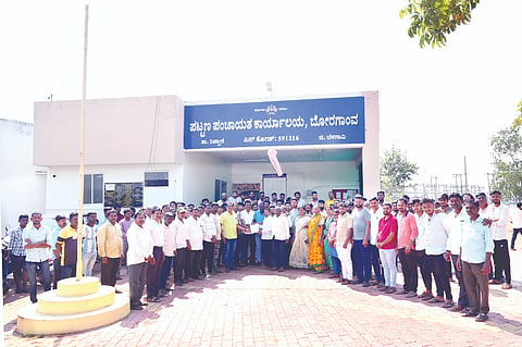 ಬೋರಗಾಂವದ ನೂತನ ಪಟ್ಟಣ ಪಂಚಾಯಿತಿ ಎದುರು ಡಾ.ಬಾಬಾಸಾಹೇಬ ಅಂಬೇಡ್ಕರ್ ಪುತ್ಥಳಿ ನಿರ್ಮಿಸಲು ಸ್ಥಳಾವಕಾಶ ನೀಡುವಂತೆ ಅಧ್ಯಕ್ಷ ಪಿಂಟು ಕಾಂಬಳೆ ಹಾಗೂ ಮುಖ್ಯ ಅಧಿಕಾರಿ ಎಸ್.ಬಿ.ತೊಡಕರಗೆ ಮನವಿ ಸಲ್ಲಿಸಲಾಯಿತು. ವಿಜಯಕುಮಾರ ಶಿಂಗೆ, ಅಭಯಕುಮಾರ ಮಗದುಮ, ಸಂಗೀತಾ ಶಿಂಗೆ, ಅಮರ ಶಿಂಗೆ ಇತರರಿದ್ದರು.