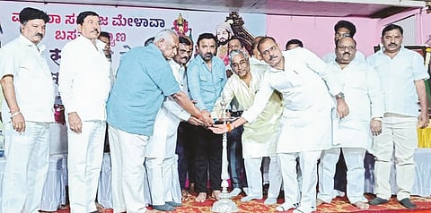 ಬಸವಕಲ್ಯಾಣದಲ್ಲಿ ಸೋಮವಾರ ಆಯೋಜಿಸಿದ್ದ ಮರಾಠ ಸಮಾಜ ಮೇಳಾವಾ ಕಾರ್ಯಕ್ರಮವನ್ನು ಕಾರ್ಮಿಕ ಸಚಿವ ಸಂತೋಷ ಲಾಡ್ ಉದ್ಘಾಟಿಸಿದರು. ಜಿ.ಎನ್.ಮರಿಯೋಜಿರಾವ, ಅನೀಲ ಭುಸಾರೆ, ಪದ್ಮಾಕರ ಪಾಟೀಲ, ಡಾ.ಪ್ರಕಾಶ ಪಾಟೀಲ, ಆನಂದ ಪಾಟೀಲ, ಸತೀಶ ಮುಳೆ, ಶಂಕರ ನಾಗದೆ, ಶ್ರೀನಿವಾಸ ಪಾಟೀಲ, ಸದಾನಂದ ಬಿರಾದಾರ ಇತರರಿದ್ದರು. 