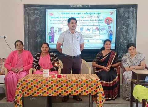   ಬೆಟ್ಟದಪುರ ಸಮೀಪದ ಚಪ್ಪರದಹಳ್ಳಿ ಸರ್ಕಾರಿ ಹಿರಿಯ ಪ್ರಾಥಮಿಕ ಶಾಲೆಯಲ್ಲಿ ರಾಷ್ಟ್ರೀಯ ಜಂತು ಹುಳು ನಿವಾರಣಾ ದಿನವನ್ನು ಆಚರಣೆಯಲ್ಲಿ ಆರೋಗ್ಯ ನಿರೀಕ್ಷಕ ಎಚ್.ಎಸ್ ರವಿ ಮಾತನಾಡಿದರು.