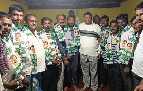 ಬೆಟ್ಟದಪುರ ಸಮೀಪದ ಹಾರನಹಳ್ಳಿ ಗ್ರಾಮದಲ್ಲಿ ಮಾಜಿ ಶಾಸಕ ಕೆ.ಮಹದೇವ್ ಅವರ ಸಮ್ಮುಖದಲ್ಲಿ 20ಕ್ಕೂ ಹೆಚ್ಚು ಮಂದಿ ಕಾಂಗ್ರೆಸ್ ತೊರೆದು ಜೆಡಿಎಸ್ ಪಕ್ಷಕ್ಕೆ ಸೇರ್ಪಡೆಯಾದರು.