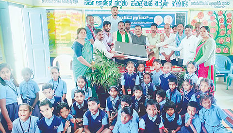 ಬೆಟ್ಟದಪುರ ಸಮೀಪದ ದೊಡ್ಡನೇರಳೆ ಗ್ರಾಮದ ಸರ್ಕಾರಿ ಪ್ರಾಥಮಿಕ ಶಾಲೆಗೆ ಒಕ್ಕಲಿಗ ಯುವ ಬ್ರಿಗೇಡ್ ಸಂಸ್ಥಾಪಕ ಅಧ್ಯಕ್ಷ ನಂಜೇಗೌಡ ನಂಜುಂಡ ಅವರು ಎಲ್‌ಇಡಿ ಟಿವಿ ಕೊಡುಗೆ ನೀಡಿದರು.