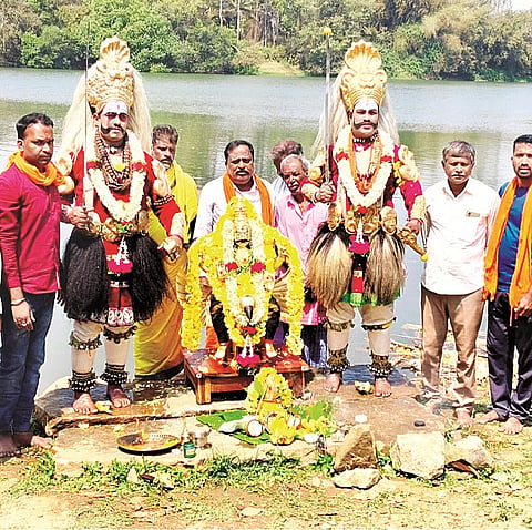 ಕಣಗಾಲು ಗ್ರಾಮದಲ್ಲಿ ಶ್ರೀ ಶನೈಶ್ಚರ ಉತ್ಸವ ಮೂರ್ತಿಗೆ ಕಾವೇದಿ ನದಿಯ ತೀರದಲ್ಲಿ ವಿಶೇಷ ಪೂಜೆ ಸಲ್ಲಿಸಲಾಯಿತು.