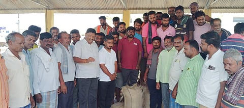  ಪಿರಿಯಾಪಟ್ಟಣ ತಾಲೂಕಿನ ಬೆಟ್ಟದಪುರದ ಎಪಿಎಂಸಿ ಆವರಣದ ರಾಗಿ ಖರೀದಿ ಕೇಂದ್ರಕ್ಕೆ ಮಾಜಿ ಶಾಸಕ ಕೆ.ಮಹದೇವ್ ಸ್ಥಳಕ್ಕೆ ಭೇಟಿ ನೀಡಿ ಪರಿಶೀಲನೆ ನಡೆಸಿದರು. ಮುಖಂಡರಾದ ಗಗನ್, ಗಿರಿಗೌಡ, ಹರೀಶ್, ಉದಯಕುಮಾರ್, ಚಂದ್ರಣ್ಣ, ಗಿರೀಶ್ ಇತರರು ಇದ್ದರು. 