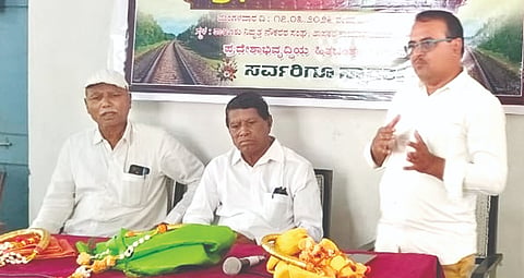 ಚಂದಾಪುರದ ರಾಮನಗರದಲ್ಲಿ ಮಂಗಳವಾರ ಕರೆದಿದ್ದ ಚಿಂಚೋಳಿ ರೈಲು ಮಾರ್ಗ ಬೇಡಿಕೆ ಸಮಿತಿ ಸಭೆಯಲ್ಲಿ ಗೌರವ ಸಲಹೆಗಾರ ಮುಕುಂದ ದೇಶಪಾಂಡೆ ಮಾತನಾಡಿದರು. ಶಿವಶರಣಪ್ಪ ಜಾಪಟ್ಟಿ, ಸೂರ್ಯಕಾಂತ ಹುಲಿ ಇದ್ದರು.