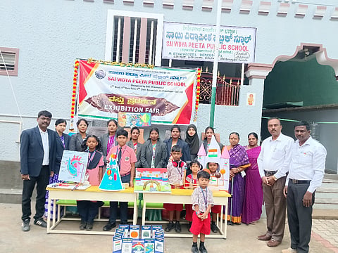 ದೊಡ್ಡಬಳ್ಳಾಪುರದ ಸಾಯಿ ವಿದ್ಯಾಪಿಠ ಪಬ್ಲಿಕ್​ ಶಾಲೆಯಲ್ಲಿ ಹಮ್ಮಿಕೊಂಡಿದ್ದ ವಿಜ್ಞಾನ ವಸ್ತು ಪ್ರದರ್ಶನದಲ್ಲಿ ಶಾಲೆಯ ಅಧ್ಯಕ್ಷೆ ರುಕ್ಮಿಣಮ್ಮ, ಕಾರ್ಯದರ್ಶಿ ಶ್ರೀನಿವಾಸ್​, ಖಜಾಂಜಿ ವನಜಾಕ್ಷಿ, ಪ್ರಾಂಶುಪಾಲೆ ಶ್ರೀಲಕ್ಷ್ಮೀ, ದೈಹಿಕ ಶಿಕ್ಷಕ ದಾದಾಫೀರ್​ ಇತರರು ಇದ್ದರು. 