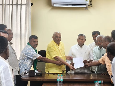 ದೊಡ್ಡಬಳ್ಳಾಪುರದ ದೊಡ್ಡಬೆಳವಂಗಲ ವ್ಯಾಪ್ತಿಯಲ್ಲಿ ಭೂಸ್ವಾಧಿನ ಕೈಬಿಡುವಂತೆ ಒತ್ತಾಯಿಸಿ ರೈತರ ನಿಯೋಗ ಸಚಿವ ಕೆ.ಎಚ್​.ಮುನಿಯಪ್ಪ ಅವರಿಗೆ ಮನವಿ ಸಲ್ಲಿಸಲಾಯಿತು. ಮಾಜಿ ಶಾಸಕ ವೆಂಕಟರಮಣಯ್ಯ, ಕೆಪಿಆರ್​ಎಸ್​ ರಾಜ್ಯ ಉಪಾಧ್ಯಕ್ಷೆ ಪ್ರಭಾ ಬೆಳವಂಗಲ, ಜಿಲ್ಲಾಧ್ಯಕ್ಷ ಸಿ.ಎಚ್​.ರಾಮಕೃಷ್ಣಯ್ಯ, ಡಿಪಿಎ ಅಧ್ಯಕ್ಷ ಚುಂಚೇಗೌಡ, ಕಿಶೋರ್​ ಗೌಡ, ಆನಂದಮೂರ್ತಿ, ಗೋಪಾಲಗೌಡ ಇತರರು ಇದ್ದರು.