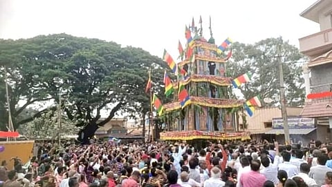 ದೊಡ್ಡಬಳ್ಳಾಪುರದ ತೇರಿನ ಬೀದಿಯಲ್ಲಿ ಚಂದ್ರಮೌಳೇಶ್ವರ ಬ್ರಹ್ಮರಥೋತ್ಸವ ಅಪಾರ ಭಕ್ತಗಣದ ನಡುವೆ ಅದ್ದೂರಿಯಾಗಿ ನೆರವೇರಿತು.  