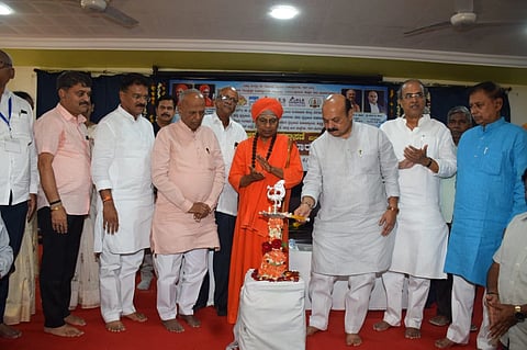 ಕೆಎಲ್​ಇ ಸಂಸ್ಥೆ ಆವರಣದಲ್ಲಿ ಏರ್ಪಡಿಸಿದ್ದ ಬೃಹತ್​ ಆರೋಗ್ಯ ತಪಾಸಣಾ ಶಿಬಿರವನ್ನು ಸಂಸದ ಬಸವರಾಜ ಬೊಮ್ಮಾಯಿ ಉದ್ಘಾಟಿಸಿದರು. ತೋಂಟದ ಸಿದ್ಧರಾಮ ಶ್ರೀಗಳು, ಎಸ್​.ಪಿ. ಸಂಶಿಮಠ, ಶಂಕ್ರಣ್ಣ ಮುನವಳ್ಳಿ, ಮಹಾಂತೇಶ ಕವಟಗಿಮಠ, ಎಸ್​.ವಿ. ಸಂಕನೂರು, ಮಂಜುನಾಥ ಮುನವಳ್ಳಿ, ರಾಜು ಕುರಡಗಿ, ಎಂ. ಜಿ. ಹಿರೇಮಠ, ಈಶಣ್ಣ ಮುನವಳ್ಳಿ, ಕುಮಾರ ಮಾನ್ವಿ, ಎಸ್​.ಎಸ್​. ಪಟ್ಟಣಶೆಟ್ಟಿ, ವಿಶ್ವನಾಥ ಪಾಟೀಲ, ಡಾ. ಅಲ್ಲಮಪ್ರಭು ಇತರರು ಇದ್ದರು.