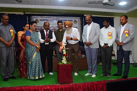 ಗದಗ ಕೆಎಲ್​ಇ ಸಂಸ್ಥೆಯ ಜೆಟಿ ಮಹಾವಿದ್ಯಾಲಯದಲ್ಲಿ ಶುಕ್ರವಾರ ಏರ್ಪಡಿಸಿದ್ದ ರಾಷ್ಟ್ರೀಯ ಸಮಮ್ಮೇಳವನ್ನು ಡಾ. ವಿಜಯಕುಮಾರ ಉದ್ಘಾಟಿಸಿದರು. ಪ್ರೊ. ಪಿ. ಜಿ. ಪಾಟೀಲ, ಪ್ರೊ. ಸೀತಾರಾಮ ಪವಾರ, ಪ್ರೊ ಜಿ. ವಿಶ್ವನಾಥ, ಪ್ರೊ. ಬಿ. ಆರ. ಚಿನಗುಂಡಿ, ಪ್ರೊ ಸ್ನೇಹಾ ಕೊಡಗುಳಿ, ಸಂಗೀತಾ ವಣಗೇರಿ, ಡಾ. ನಾಗರಾಜ ಬಳಿಗೇರ, ಡಾ. ನಾಗರಾಜ ಓಬ್ಬಯ್ಯ ಇತರರು ಇದ್ದರು.