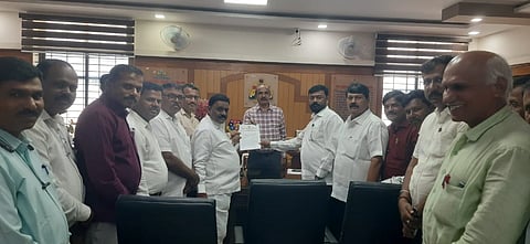 ಸರ್ಕಾರಿ ನೌಕರರ ಮೇಲೆ ಹಲ್ಲೆ ಮಾಡಿದವರ ವಿರುದ್ಧ ಕಠಿಣ ಕ್ರಮ ಕೈಗೊಳ್ಳುವಂತೆ ಜಿಲ್ಲಾ ಸರ್ಕಾರಿ ನೌಕರ ಸಂಗದ ಪದಅಧಿಕಾರಿಗಳು ಜಿಲ್ಲಾಧಿಕಾರಿ ಸಿ.ಎನ್​. ಶ್ರೀಧರ ಅವರಿಗೆ ಮನವಿ ಸಲ್ಲಿಸಿದರು. ಬಸವರಾಜ ಬಳ್ಳಾರಿ, ರವಿ ಗುಂಜಿಕರ, ಡಿ. ಎಸ್​. ತಳವಾರ, ಎಂ. ಎಂ. ನಿಟ್ಟಾಲಿ, ಎಂ. ವೈ. ಮಲಕಶೆಟ್ಟಿ, ರಾಜು ಕಂಟಿಗೊಣ್ಣವರ, ಸಿದ್ದಪ್ಪ ಲಿಂಗದಾಳ, ಎಸ್​.ಎಸ್​. ಪಾರ್ವತಿಮಠ, ಶಿವಪ್ಪ ಹದ್ಲಿ ಇತರರು ಇದ್ದರು.