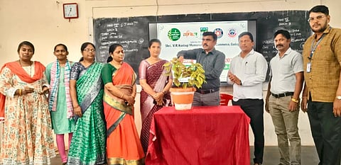 ನಗರದ ಎಎಸ್​ಎಸ್​ ಸಂಸ್ಥೆಯಲ್ಲಿ ಹಮ್ಮಿಕೊಂಡ ನಶಾ ಮುಕ್ತ ಭಾರತ ಅಭಿಯಾನ ಕಾರ್ಯಕ್ರಮವನ್ನು ವಿ.ಟಿ. ನಾಯ್ಕರ ಉದ್ಘಾಟಿಸಿದರು. ಡಾ. ಸುನಿತಾ ನಾಯಕ, ಪ್ರೊ. ಸಲ್ಮಾ ಬೆಳಗಾಂ,  ಪ್ರಶಾಂತ ಹೊಂಬಾಳಿ, ಪ್ರೊ, ಈಶ್ವರ ಯಾವಗಲ್ಲ, ಪ್ರೊ. ಮೋಹನ್​.ಡಿ, ಪ್ರೊ. ಸುನಿತಾ ತಿರ್ಲಾಪುರ, ಸವಿತಾ ಇಬ್ಬನಿ, ಭಾಗ್ಯಶ್ರೀ ಕುರಿ, ಯಶವಂತ ಯಾವಗಲ ಇತರರು ಇದ್ದರು.
