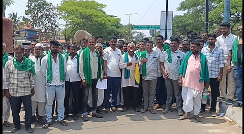  ಬೆಳೆವಿಮೆ ಮತ್ತು ಗಂಡಾಂತರ ಬೆಳೆವಿಮೆ ಪರಿಹಾರ ನೀಡುವಂತೆ ಆಗ್ರಹಿಸಿ ಜಿಲ್ಲಾಡಳಿತ ಮುಂಭಾಗದಲ್ಲಿ ರೈತರು ಪ್ರತಿಭಟನೆ ನಡೆಸಿದರು. ಹನಮರಡ್ಡಿ ಮೊರಬರಡ್ಡಿ, ರಾಜ್ಯ ಕಾರ್ಯದಶಿರ್ ಎ್​. ಎಸ್​. ಪಾಟೀಲ, ಉಮೇಶ ಲಿಂಗರಡ್ಡಿ, ಬೂದೇಶ ಮೈಲಾರ, ಜಿಲ್ಲಾಧ್ಯ  ರುದ್ರಯ್ಯ ಹಿರೇಮಠ, ಅಶೋಕ ಬಶೆಟ್ಟಿ, ಸತೀಶ ಗಿಡ್ಡಹನುಮಣ್ಣವರ, ಸೋಮನಗೌಡ್ರ ಪಾಟೀಲ, ಗೋವಿಂದರಡ್ಡಿ ಕೊಣ್ಣೂರ, ಕಿರಣ ಪವಾರ, ಜಗದೀಶ ಕೊಣ್ಣೂರ, ಈರಣ್ಣ ಬಂಡಿಹಾಳ, ಈರಪ್ಪ ಹಳ್ಳಿ, ಸಿದ್ದು ಯಾಳವಾಡ, ಮಲ್ಲನಗೌಡ ಪಾಟೀಲ, ಪ್ರಕಾಶ ರೆಡಿಯಪ್ಪನವರ, ಕೊಟ್ರಯ್ಯ ಕಟ್ಟಿಮನಿ, ಸತೀಶಕುಮಾರ ಸಲಗಾರ, ಹುಚ್ಚಪ್ಪ ಗುರಿಕಾರ, ಮಂಜು ಸಿದ್ದನಗೌಡ, ಅಶೋಕಕುಮಾರ, ಶೇಖರ, ರಾಜು, ಬಸವರಾಜ ಮಲ್ಲಿಕಾರ್ಜುನ, ವೀರಪ್ಪ ಚೆನ್ನಪ್ಪನವರ, ಆರ್​. ಜಿ. ಪೊಲೀಸಪಾಟೀಲ, 