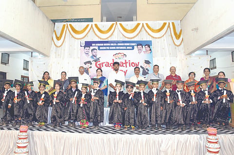 ಗೋಕಾಕ ನಗರದ ಶ್ರೀ ಲಕ್ಷ್ಮಣರಾವ್ ಜಾರಕಿಹೊಳಿ ಕನ್ನಡ ಮತ್ತು ಆಂಗ್ಲ ಮಾಧ್ಯಮ ಪೂರ್ವ ಪ್ರಾಥಮಿಕ ಶಾಲೆಯಲ್ಲಿ ಗ್ರಾಜ್ಯುವೇಷನ್ ಡೇ ಕಾರ್ಯಕ್ರಮ ಜರುಗಿತು. ಎಂ.ಬಿ.ಪಾಟೀಲ, ಸುವರ್ಣಾ ಜಾರಕಿಹೊಳಿ, ಸನತ್ ಜಾರಕಿಹೊಳಿ ಇತರರಿದ್ದರು.