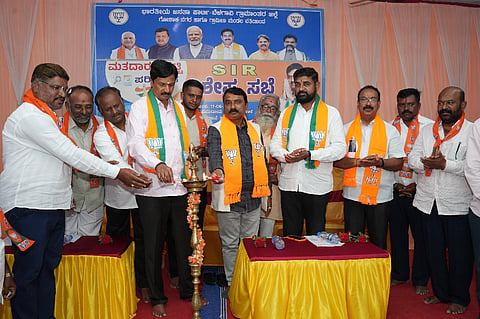 ಗೋಕಾಕ ನಗರದ ನಗರಸಭೆ ಸಮುದಾಯ ಭವನದಲ್ಲಿ ಆಯೋಜಿಸಿದ್ದ ಎಸ್‌ಐಆರ್ ವಿಶೇಷ ಸಭೆಯನ್ನು ಶಾಸಕ ರಮೇಶ ಜಾರಕಿಹೊಳಿ ಉದ್ಘಾಟಿಸಿದರು.