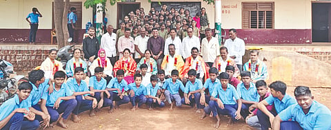 ಹುಮನಾಬಾದ್​ ತಾಲೂಕಿನ ಕನಕಟ್ಟಾ ಸರ್ಕಾರಿ ಪ್ರೌಢಶಾಲೆ ರಾಷ್ಟ್ರಮಟ್ಟದಲ್ಲಿ ವಂದೇ ಮಾತರಂ ನಾಟ್ಯ ಮಹೋತ್ಸವಕ್ಕೆ ಆಯ್ಕೆಯಾಗಿದ್ದರಿಂದ ಮುಖ್ಯ ಶಿಕ್ಷಕ ವೀರಣ್ಣ ಜಮಖಂಡಿ, ಸಹ ಶಿಕ್ಷಕ ಸೋಮನಾಥ ಎಸ್​.ಜಿ. ಅವರನ್ನು ಗ್ರಾಪಂ ಮಾಜಿ ಅಧ್ಯಕ್ಷ ಮನೋಜ ಮಾನೆ, ಸಂತೋಷ ಮುಸ್ತಾಪುರೆ, ಶಿವಕುಮಾರ ಶಂಕರಶೆಟ್ಟಿ, ಶಂಕ್ರಯ್ಯ ಸ್ವಾಮಿ, ತಾನಾಜಿ ಬಿರಾದಾರ ಸನ್ಮಾನಿಸಿದರು.