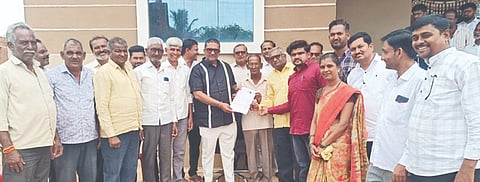 ಹುಮನಾಬಾದ್​ ತಾಲೂಕಿನ ಕನಕಟ್ಟಾದಲ್ಲಿ ಶುಕ್ರವಾರ ಎಸ್​ಐಆರ್​ ಮಹತ್ವ ಕುರಿತು ವಿಧಾನ ಪರಿಷತ್​ ಸದಸ್ಯ ಭೀಮರಾವ್​ ಪಾಟೀಲ್​ ಸಾರ್ವಜನಿಕರಲ್ಲಿ ಜಾಗೃತಿ ಮೂಡಿಸಿದರು.