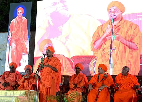 ಹಗರಿಬೊಮ್ಮನಹಳ್ಳಿ ತಾಲೂಕಿನ ಕಡಲಬಾಳು ಗ್ರಾಮದಲ್ಲಿ ಶಾಖಾ ಗವಿಮಠದ ಪೀಠಾಧಿಪತಿ ಮರಿಶಾಂತವೀರ ಸ್ವಾಮೀಜಿ ಪುರ ಪ್ರವೇಶ ಧಾರ್ಮಿಕ ಸಭೆಯಲ್ಲಿ ಕೊಪ್ಪಳ ಗವಿಮಠದ ಅಭಿನವ ಗವಿಸಿದ್ದೇಶ್ವರ ಸ್ವಾಮೀಜಿ ಆಶೀರ್ವಚನ ನೀಡಿದರು. 