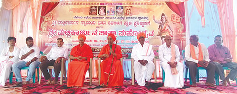 ಪಾಲಬಾವಿ ಗ್ರಾಮದಲ್ಲಿ ಶ್ರೀ ಮಲ್ಲಿಕಾರ್ಜುನ ಸ್ವಾಮಿಯ ಮರು ಶಿವಲಿಂಗ ಪ್ರಾಣ ಪ್ರತಿಷ್ಠಾಪನಾ ಕಾರ್ಯಕ್ರಮದಲ್ಲಿ ಶಿವಾನಂದ ಸ್ವಾಮೀಜಿ ಆಶೀರ್ವಚನ ನೀಡಿದರು. ಪ್ರಭು ಸ್ವಾಮೀಜಿ, ಅಪ್ಪಾಸಾಬ ಕುಲಗುಡೆ, ಅಣ್ಣಾಸಾಬಗೌಡ ನಾಯಿಕಪಾಟೀಲ, ಶಿವಾನಂದ ತೇಗೂರ, ಕಿರಣಗೌಡ ಪಾಟೀಲ, ಸುಶಾಂತ ದೇಸಾಯಿ ಇತರರಿದ್ದರು. 