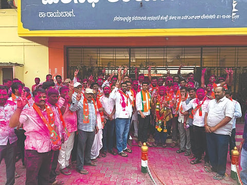 ಹಾರೂಗೇರಿ ಪುರಸಭೆ ಅಧ್ಯಕ್ಷರಾಗಿ ಜ್ಞಾನೇಶ್ವರ ಧರ್ಮಟ್ಟಿ ಆಯ್ಕೆಯಾದ ಹಿನ್ನೆಲೆಯಲ್ಲಿ ಕಾರ್ಯಕರ್ತರು ವಿಜಯೋತ್ಸವ ಆಚರಿಸಿದರು. ಮಾಜಿ ಶಾಸಕ ಪಿ.ರಾಜೀವ, ಶ್ರೀಧರ ಮೂಡಲಗಿ, ಬ್ರಹ್ಮದೇವ ಹಳ್ಳೂರ, ಕುಮಾರ ಬನಶಂಕರಿ ಇತರರಿದ್ದರು.