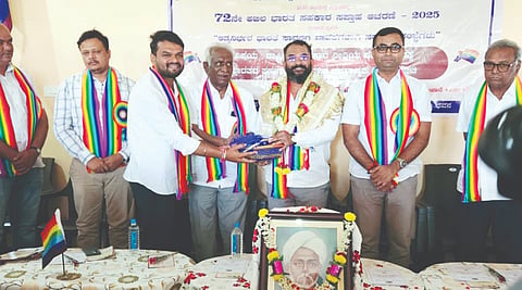 ಅಖಿಲ ಭಾರತ ಸಹಕಾರ ಸಪ್ತಾಹ ಕಾರ್ಯಕ್ರಮದಲ್ಲಿ ಪವನ ಕತ್ತಿ ಅವರನ್ನು ಸನ್ಮಾನಿಸಲಾಯಿತು. ಜಬಿವುಲ್ಲಾ ಖಾಜಿ, ಬಿ.ಎಸ್.ಸುಲ್ತಾನಪುರಿ, ವಿನಯ ಪಾಟೀಲ ಇತರರಿದ್ದರು.