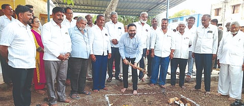 ಯಾದಗೂಡದಲ್ಲಿ ಆಯುಷ್ಮಾನ್ ಆರೋಗ್ಯ ಕೇಂದ್ರ ಕಟ್ಟಡ ನಿರ್ಮಾಣ ಕಾಮಗಾರಿಗೆ ಶಾಸಕ ನಿಖಿಲ ಕತ್ತಿ ಭೂಮಿಪೂಜೆ ನೆರವೇರಿಸಿದರು. ಶಿವನಗೌಡ ಪಾಟೀಲ, ಅಲಗೌಡ ಪಾಟೀಲ ಇತರರಿದ್ದರು.