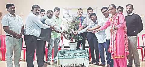 ಮದಿಹಳ್ಳಿ ಗ್ರಾಮದ ದತ್ತವಾಡ ಮಠದಲ್ಲಿ ಹಮ್ಮಿಕೊಂಡಿದ್ದ ಕಾನೂನು ನಿತ್ಯೋತ್ಸವ ವಿಚಾರ ವಿನಿಮಯ ಮಾಲಿಕೆ ಕಾರ್ಯಕ್ರಮವನ್ನು ಆದಿತ್ಯ ಕಲಾಲ ಉದ್ಘಾಟಿಸಿದರು. ಕೆ.ಬಿ.ಕುರಬೇಟ, ಬಿ.ಎಂ.ಜಿನರಾಳಿ, ಅನಿಲ ಕರೋಶಿ ಇತರರಿದ್ದರು.
