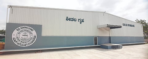 ಕುಕನೂರು ಪಟ್ಟಣದ ಎಪಿಎಂಸಿ ಆವರಣದಲ್ಲಿ ನಿರ್ಮಾಣಗೊಂಡ ಕೋಲ್ಡ್ ಸ್ಟೋರೇಜ್‌ಗೆ ಬೀಗ ಹಾಕಿರುವುದು. 