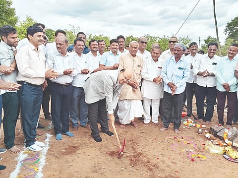 ಕುಕನೂರು ಗುದ್ನೆಪ್ಪನಮಠದ ಮುಜರಾಯಿ ಇಲಾಖೆ ಭೂಮಿಯಲ್ಲಿ ಗುತ್ತಿಗೆ ಆಧಾರದಡಿ ಶುಕ್ರವಾರ ಪ್ರಜಾಸೌಧ ಕಟ್ಟಡ ನಿರ್ಮಾಣಕ್ಕೆ ಜಿಲ್ಲಾಧಿಕಾರಿ ಡಾ.ಸುರೇಶ ಇಟ್ನಾಳ ಭೂಮಿಪೂಜೆ ನೆರವೇರಿಸಿದರು. ತಹಸೀಲ್ದಾರ್ ಬಸವರಾಜ ಬೆಣ್ಣೆ ಶಿರೂರು, ತಾಪಂ ಇಒ ಬೆಟದೇಶ ಮಾಳೆಕೊಪ್ಪ, ಪಿಡಬ್ಲುೃಡಿ ಅಧಿಕಾರಿ ಮಲ್ಲಿಕಾರ್ಜುನ, ಪಂಚಾಯತ್ ರಾಜ್ಯ ಇಲಾಖೆ ಅಧಿಕಾರಿ ರಾಜಶೇಖರ ಮಳಿಮಠ, ಗ್ಯಾರಂಟಿ ಸಮಿತಿ ತಾಲೂಕಾಧ್ಯಕ್ಷ ಸಂಗಮೇಶ ಗುತ್ತಿ ಇದ್ದರು.