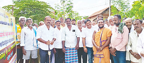 ಗುರುದೇವರಹಳ್ಳಿ ಹಾಗೂ ಕಾಲನಿಯಲ್ಲಿ ಲೋಕೋಪಯೋಗಿ ಇಲಾಖೆ ವತಿಯಿಂದ ಸುಮಾರು 40 ಲಕ್ಷ ರೂ. ವೆಚ್ಚದಲ್ಲಿ ಗ್ರಾಮ ಪರಿಮಿತಿ ರಸ್ತೆ ಅಭಿವೃದ್ಧಿ ಕಾಮಗಾರಿಗೆ ಶಾಸಕ ಕದಲೂರು ಉದಯ್ ಭೂಮಿಪೂಜೆ ನೆರವೇರಿಸಿದರು.ಬಿ.ಬಸವರಾಜು, ಎ.ಎಸ್.ರಾಜೀವ್ ಇತರರಿದ್ದರು. 