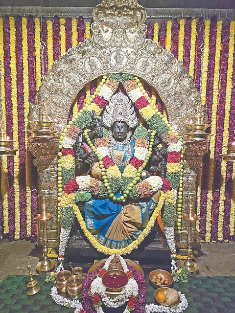 ಮೊದಲ ಆಷಾಡ ಶುಕ್ರವಾರದ ಹಿನ್ನೆಲೆಯಲ್ಲಿ ಕೆ.ಎಂ.ದೊಡ್ಡಿಯ ಚಾಂಶುಗರ್ಸ್‌ ಕಾರ್ಖಾನೆ ಆವರಣದಲ್ಲಿರುವ ಶ್ರೀ ಚಾಮುಂಡೇಶ್ವರಿ ತಾಯಿಗೆ ವಿಶೇಷ ಅಲಂಕಾರ ಮಾಡಲಾಗಿತ್ತು.
