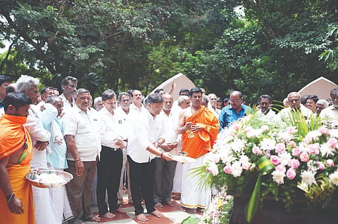  ಮಾಜಿ ಸಂಸದ, ರೈತ ಹೋರಾಟಗಾರ, ಬಿಇಟಿ ಟ್ರಸ್ಟ್ ಸಂಸ್ಥಾಪಕ ದಿ.ಡಾ.ಜಿ.ಮಾದೇಗೌಡ ಅವರ 5ನೇ ವರ್ಷದ ಪುಣ್ಯಸ್ಮರಣೆ ಅಂಗವಾಗಿ ಸಮೀಪದ ಹನುಂತನಗರದ ಅವರ ಸಮಾಧಿ ಸ್ಥಳ ಶಾಂತಿ ವನದಲ್ಲಿ ವಿಧಾನ ಪರಿಷತ್ ಸದಸ್ಯ ಮಧು ಜಿ.ಮಾದೇಗೌಡ ಪೂಜೆ ಸಲ್ಲಿಸಿದರು.
