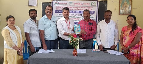 ಹೆಬ್ಬಾಲೆ ಸಂಯುಕ್ತ ಪದವಿಪೂರ್ವ ಕಾಲೇಜು ಹಾಗೂ ಕೊಡಗು ಜಿಲ್ಲೆಯ ಲೀಡ್ ಬ್ಯಾಂಕ್ ಜಂಟಿ ಆಶ್ರಯದಲ್ಲಿ ಶನಿವಾರ ಆಯೋಜಿಸಿದ್ದ ವಿದ್ಯಾರ್ಥಿಗಳಿಗೆ ಆರ್ಥಿಕ ಸಾಕ್ಷರತೆಯ ಬಗ್ಗೆ ಅರಿವು ಮೂಡಿಸುವ ಕಾರ್ಯಕ್ರಮ ನಡೆಯಿತು.  ಪಿ. ಎ. ಮೊಹಮ್ಮದ್ ನಬಿ,  ಎಚ್.ಪಿ.ಮಂಜುನಾಥ್, ಎನ್.ವೆಂಕಟನಾಯ್ಕ, ಡಿ. ಕವಿತಾ ಮತ್ತಿತರರಿದ್ದರು.