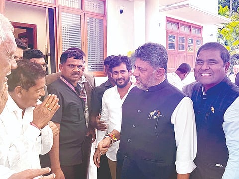 ಮೊಳಕಾಲ್ಮೂರು ಶಾಸಕ ಎನ್.ವೈ.ಗೋಪಾಲಕೃಷ್ಣ ಅವರಿಗೆ ಸಚಿವ ಸ್ಥಾನ ನೀಡಬೇಕು ಬಿಡಿಸಿಸಿ ಬ್ಯಾಂಕ್ ಅಧ್ಯಕ್ಷ ಗುಂಡುಮುಣುಗು ಕೆ.ತಿಪ್ಪೇಸ್ವಾಮಿ ಬೆಂಗಳೂರಿನಲ್ಲಿ ಮುಖ್ಯಮಂತ್ರಿ ಡಿ.ಕೆ.ಶಿವಕುಮಾರ್ ಅವರನ್ನು ಆಗ್ರಹಿಸಿದರು. 