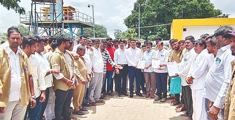 ಕೂಡ್ಲಿಗಿಯಲ್ಲಿ ಸೋಮವಾರ ಗ್ರೇಡ್-2 ತಹಸೀಲ್ದಾರ್ ಎಚ್.ರಾಮಸ್ವಾಮಿ ಹಾಗೂ ಬಂಕ್ ಮಾಲೀಕ ಕೊಟ್ರಯ್ಯ ಅವರಿಗೆ ಫೆಡರೇಷನ್ ಆಫ್ ಕರ್ನಾಟಕ ಆಟೋ ರಿಕ್ಷಾ ಡ್ರೈವರ್ಸ್ ಯೂನಿಯನ್‌ನಿಂದ ಮನವಿ ಸಲ್ಲಿಸಲಾಯಿತು. ತಾಲೂಕು ಅಧ್ಯಕ್ಷ ಮಂಜು ಮಯೂರ, ಕಾರ್ಮಿಕ ಮುಖಂಡ ಸಿ.ವಿರೂಪಾಕ್ಷಪ್ಪ, ನಲ್ಲಮುತ್ತಿ ದುರುಗೇಶ್, ಡಿ.ಚೌಡಪ್ಪ ಸೇರಿದಂತೆ ಇತರರಿದ್ದರು.