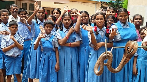 ಮಕ್ಕಳಿಗೆ ನಾಗರ ಹಾವು ಪ್ರದರ್ಶಿಸಲಾಯಿತು. 