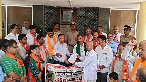ಮಳೆ ಮಾಪನ ಕೇಂದ್ರಗಳನ್ನು ದುರಸ್ತಿ ಮಾಡುವಂತೆ ಆಗ್ರಹಿಸಿ ಪ್ರತಿಭಟನೆ ನಡೆಸಿದರು. 