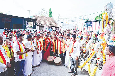 ಮದ್ದೂರು ತಾಲೂಕು ಕ್ರೀಡಾಂಗಣದಲ್ಲಿ ಆಯೋಜಿಸಿದ್ದ 10ನೇ ತಾಲೂಕು ಕನ್ನಡ ಸಾಹಿತ್ಯ ಸಮ್ಮೇಳನದ ಮೆರವಣಿಗೆ ಶಾಸಕರಾದ ಕೆ.ಎಂ.ಉದಯ್, ದಿನೇಶ್‌ಗೂಳಿಗೌಡ ಚಾಲನೆ ನೀಡಿದರು. ಡಾ.ಕೆಂಪಮ್ಮ, ಸುನೀಲ್‌ಕುಮಾರ್, ಅಪೂರ್ವಚಂದ್ರು, ಪ್ರಸನ್ನ ಇದ್ದರು. 