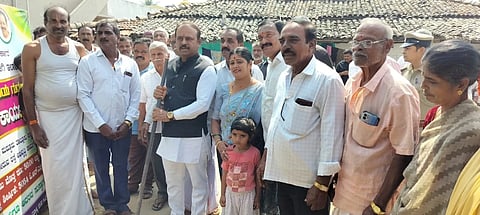 ಮದ್ದೂರು ತಾಲೂಕಿನ ಪಣ್ಣೆದೊಡ್ಡಿ ಗ್ರಾಮದಲ್ಲಿ ರಸ್ತೆ ಅಭಿವೃದ್ಧಿ ಕಾಮಗಾರಿ ಶಾಸಕ ಕೆ.ಎಂ.ಉದಯ್ ಚಾಲನೆ ನೀಡಿದರು. ಸುಧಾಕರ್, ಧನಂಜಯ, ಮೂರ್ತಿ, ಪ್ರಸನ್ನಕುಮಾರ್, ಶೋಭಾ, ತಿಮ್ಮೇಗೌಡ ಇದ್ದರು.