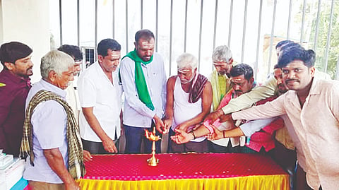 ಮದ್ದೂರು ತಾಲೂಕಿನ ಕೊಪ್ಪ ಹೋಬಳಿಯ ಯಡವನಹಳ್ಳಿ ಗ್ರಾಮದಲ್ಲಿ  ಶ್ರೀ ಕಸ್ತೂರಿ ಕನ್ನಡ ಗೆಳೆಯರ ಬಳಗವನ್ನು ಸಾಹಿತಿ ಕ್ರಾಂತಿಸಿಂಹ ಉದ್ಘಾಟಿಸಿದರು. ಮಹೇಶ್, ಎಂ.ಸಂತೋಷ್, ಗಿರೀಶ್, ಹುಚ್ಚಪ್ಪ, ಪ್ರಕಾಶ್, ಚೇತನ್, ಶಿವರಾಜು ಇದ್ದರು. 