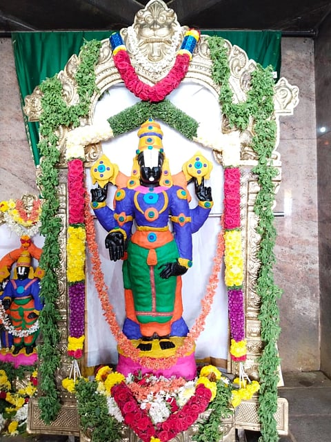 ಶ್ರೀ ತೋಪಿನ ತಿಮ್ಮಪ್ಪ (ವೆಂಕಟರಮಣಸ್ವಾಮಿ) ಮೂರ್ತಿಗೆ ವಿಶೇಷವಾಗಿ ಅಲಂಕಾರ ಮಾಡಿರುವುದು.