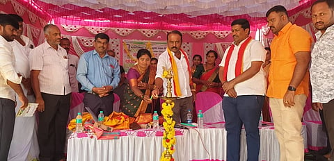 ಮದ್ದೂರು ತಾಲೂಕಿನ ಅಂಕೇಗೌಡನಡೊಂಡ್ಡಿಯಲ್ಲಿ ಹಾಲು ಉತ್ಪಾದಕರ ಮಹಿಳಾ ಸಹಕಾರ ಸಂಘದ ವತಿಯಿಂದ ನೂತನವಾಗಿ ನಿರ್ಮಿಸಿರುವ ಕಟ್ಟಡದ ಉದ್ಘಾಟನಾ ಕಾರ್ಯಕ್ರಮವನ್ನು ಕೆ.ಎಂ.ಉದಯ್ ಉದ್ಘಾಟಿಸಿದರು. ಶೋಭಾ, ಚವಿ, ಹರೀಶ್‌ಬಾಬು, ಪಿ.ಸಂದರ್ಶ ಇದ್ದರು.