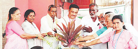 ವಿಶ್ವ ಪರಿಸರ ದಿನಾಚರಣೆ ಅಂಗವಾಗಿ ಕೆ.ಕೋಡಿಹಳ್ಳಿ ಗ್ರಾಮದಲ್ಲಿ ಒಡಿಪಿ ಸಂಸ್ಥೆಯ ಸಂಯೋಜಕ ರಮೇಶ್ ಅವರು ಗಿಡಕ್ಕೆ ನೀರು ಹಾಕುವ ಮೂಲಕ ಕಾರ್ಯಕ್ರಮಕ್ಕೆ ಚಾಲನೆ ನೀಡಿದರು. ಹನುಮೇಗೌಡ, ರತ್ನಮ್ಮ, ಭಾಗ್ಯಲಕ್ಷ್ಮೀ, ಲತಾ ಇದ್ದರು.