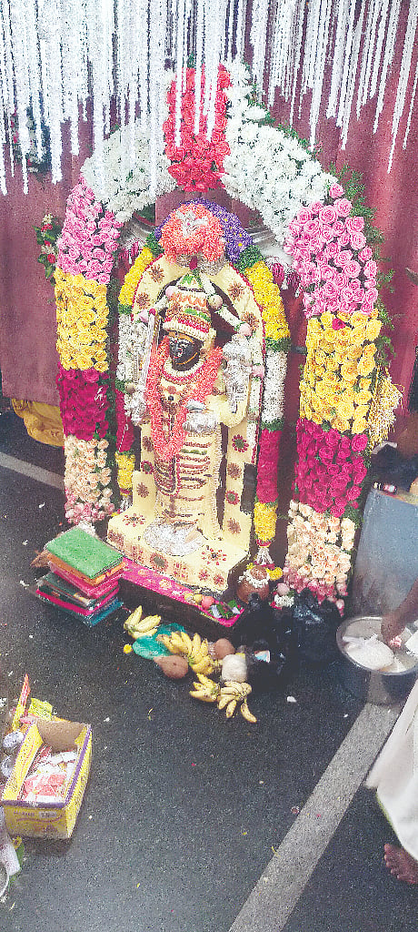 ಮದ್ದೂರು ಆಷಾಢ ಮೊದಲ ಶುಕ್ರವಾರದ ಅಂಗವಾಗಿ ನಗರದ ಪುರಾಣ ಪ್ರಸಿದ್ಧ ಶ್ರೀ ಮದ್ದೂರಮ್ಮ ದೇವಿಗೆ ವಿಶೇಷ ಅಲಂಕಾರ ಮಾಡಿರುವುದು. 