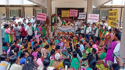ಹೋರಾಟಗಾರರ ಮೇಲೆ ಪೊಲೀಸರು ದೌರ್ಜನ್ಯ ನಡೆಸಿದ್ದಾರೆ ಎಂದು ಆರೋಪಿಸಿ ಹಾಗೂ ತಪ್ಪಿತಸ್ಥ ಅಧಿಕಾರಿಗಳ ಕೂಡಲೇ ಅಮಾನತ್ತು ಗೊಳಿಸಬೇಕೆಂದು ಒತ್ತಾಯಿಸಿ ರೈತ ಸಂಘದ ಕಾರ್ಯಕರ್ತರು ಮದ್ದೂರು ತಾಲೂಕು ಕಚೇರಿ ಎದುರು ಬೃಹತ್ ಪ್ರತಿಭಟನೆ ನಡೆಸಿದರು. ಸುನಂದಾ ಜಯರಾಮು, ಚಂದ್ರಶೇಖರ್, ಸೊ.ಶಿ.ಪ್ರಕಾಶ್, ಪ್ರಸನ್ನ, ವಿನೋದ್ ಬಾಬು ಇದ್ದರು.