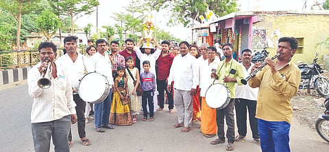 ಮುದ್ದೇಬಿಹಾಳ ಪಟ್ಟಣದ ಹಡಲಗೇರಿ ರಸ್ತೆಯ ನೂತನ ಶನೇಶ್ಚರ ದೇವಸ್ಥಾನದಲ್ಲಿ ಶನೇಶ್ಚರ ಜಯಂತಿ ನಿಮಿತ್ತ ಕಲಶ ಮೆರವಣಿಗೆ ನಡೆಯಿತು.